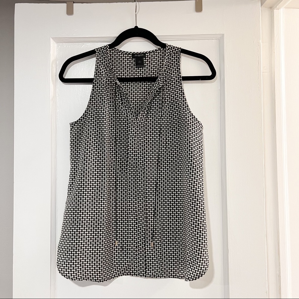 ANN TAYLOR Black White Pattern Design Sleeveless Top V Neck Tie Size XS